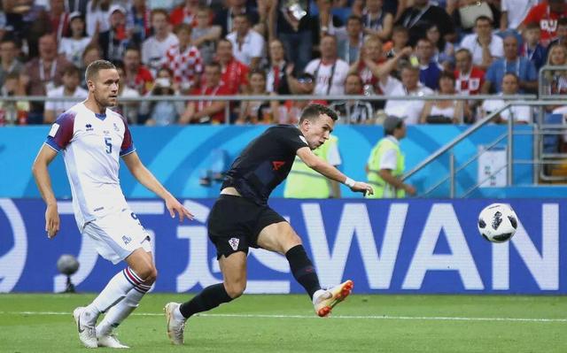 开云下载-冰岛队在比赛中突破对手，成功晋级淘汰赛