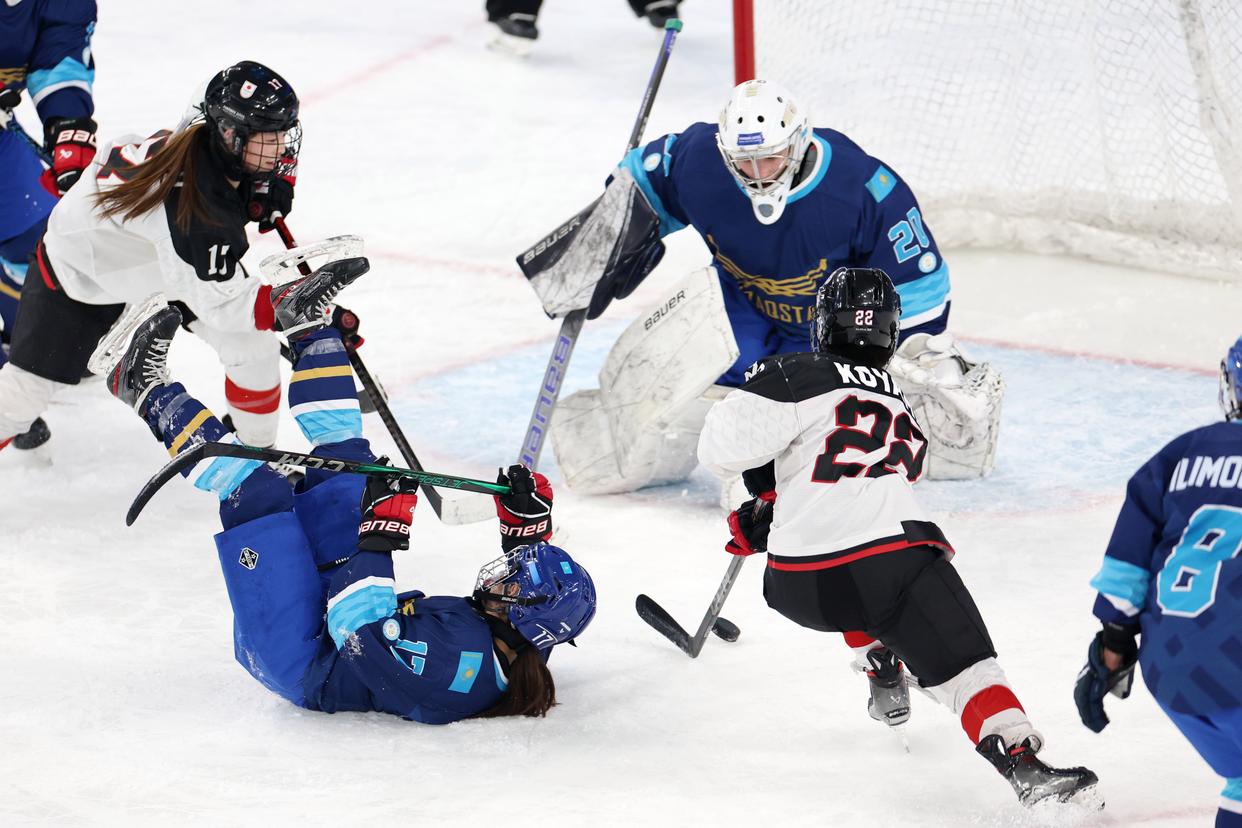 冰岛队在比赛中突破对手，成功晋级淘汰赛